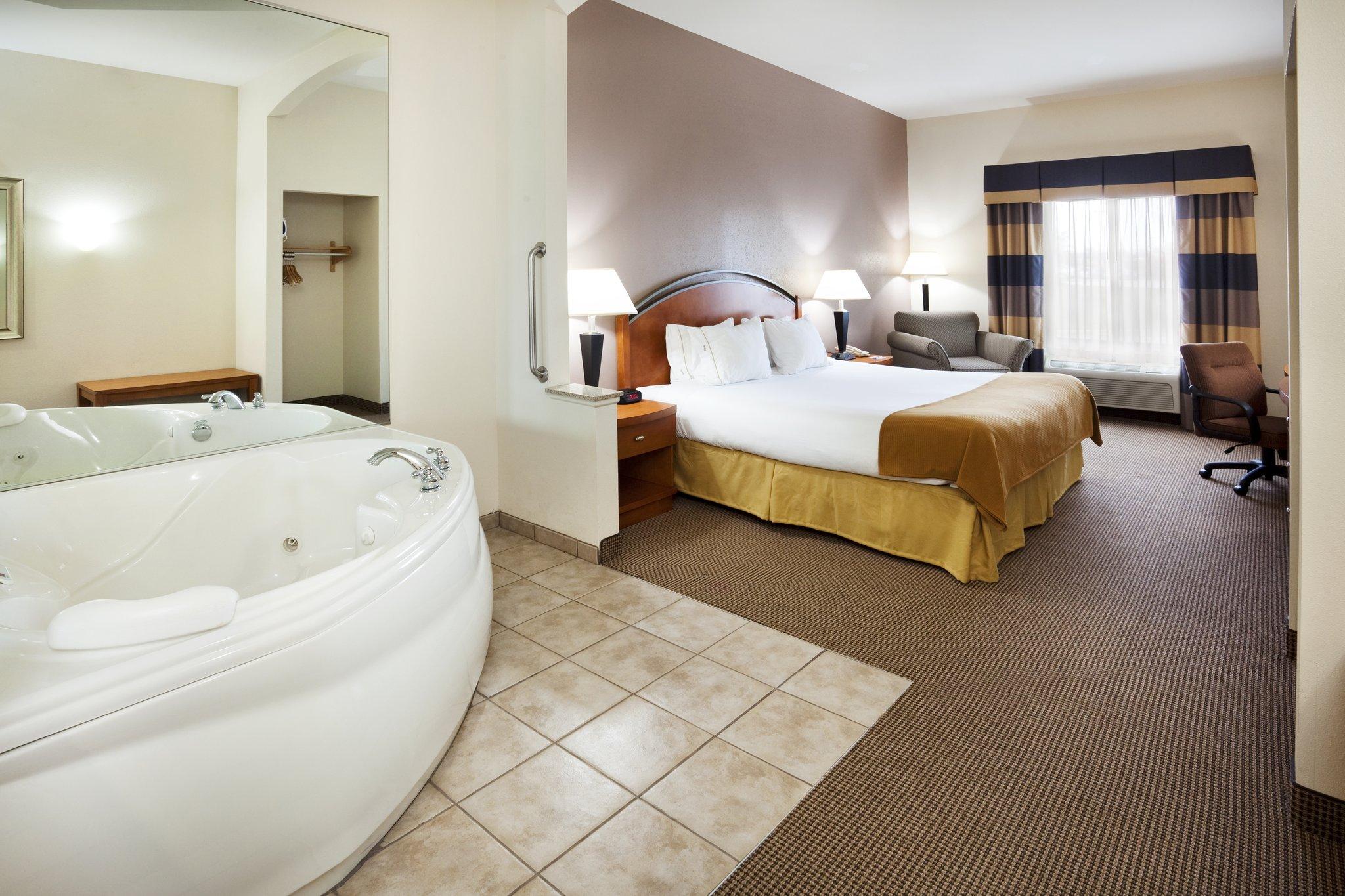 Holiday Inn Express Forest City By Ihg Δωμάτιο φωτογραφία