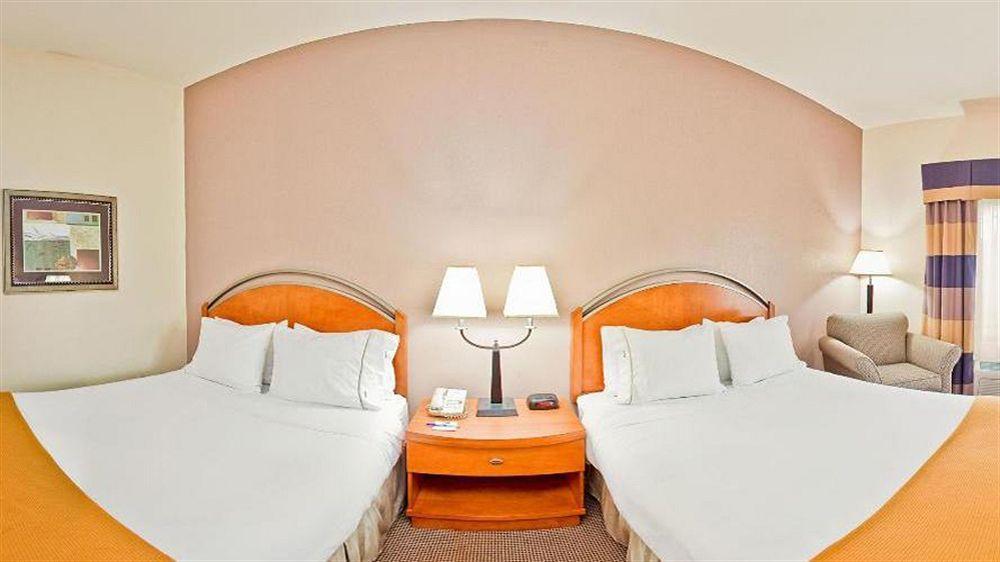 Holiday Inn Express Forest City By Ihg Εξωτερικό φωτογραφία