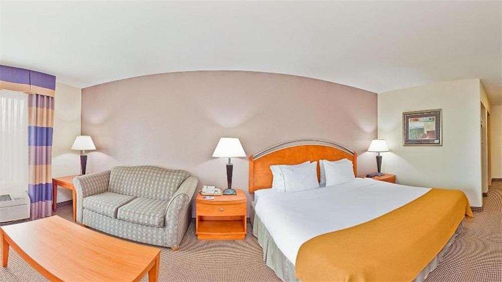 Holiday Inn Express Forest City By Ihg Εξωτερικό φωτογραφία