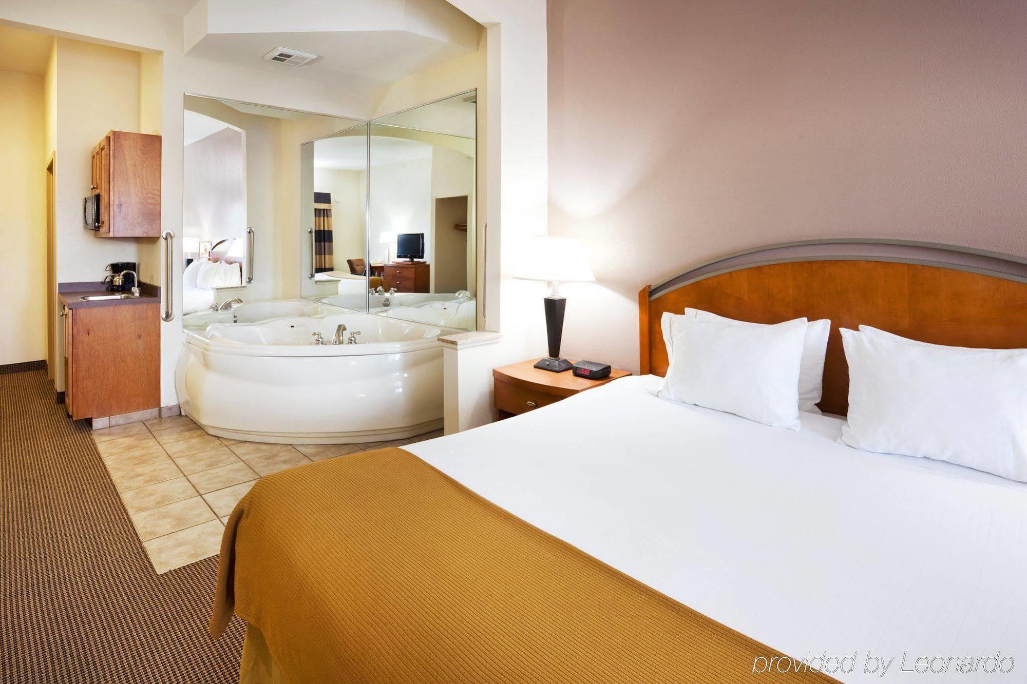 Holiday Inn Express Forest City By Ihg Δωμάτιο φωτογραφία